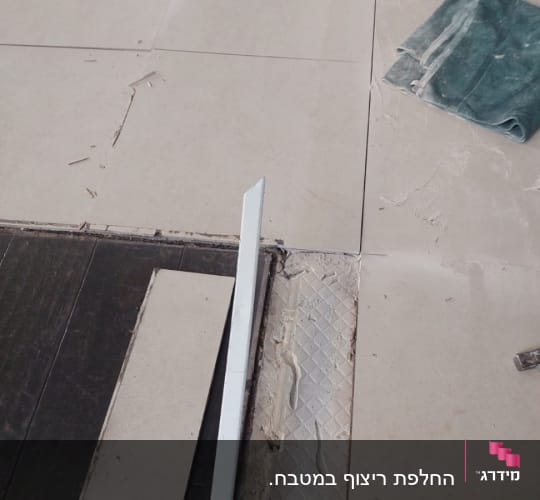 תיקון רצפה עם אריחים וכלי עבודה